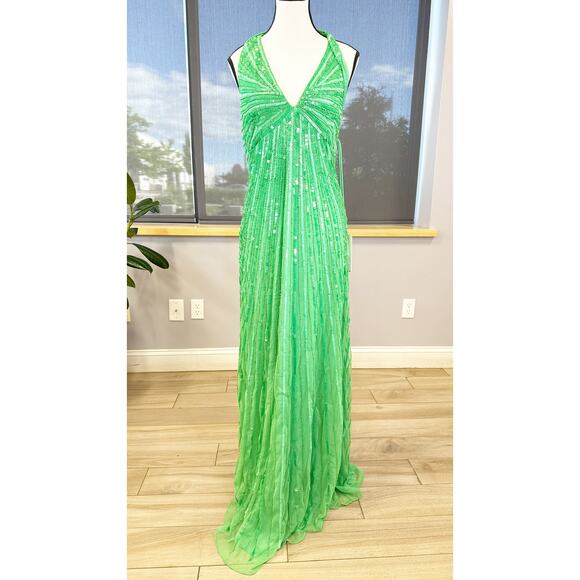 Elegant Green Evening Gown - Picture 4 of 11